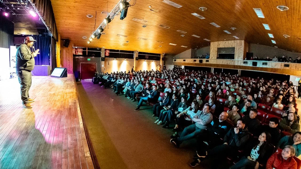 Encuentro de NST en un auditorio con una comunidad educativa
