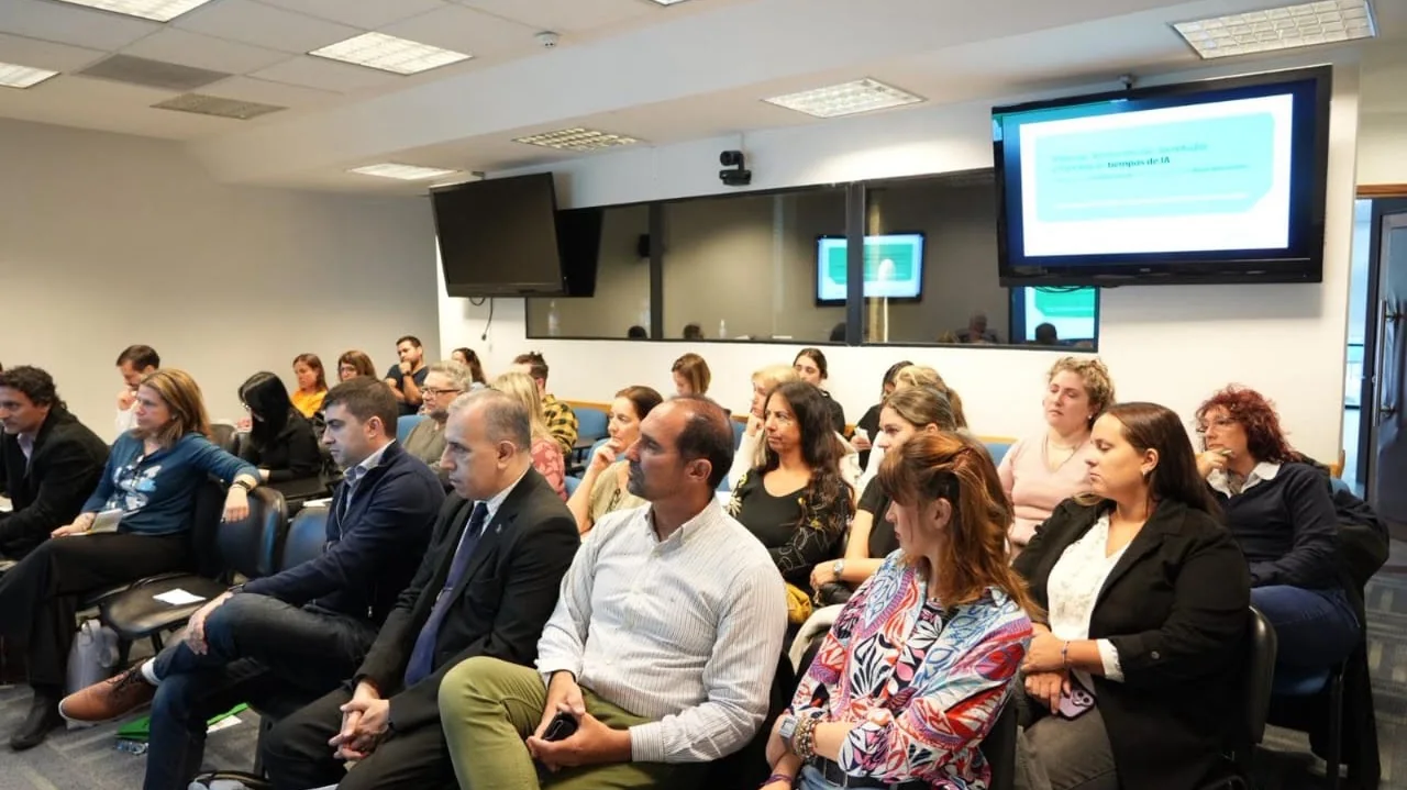 Familias participando de una charla de NST