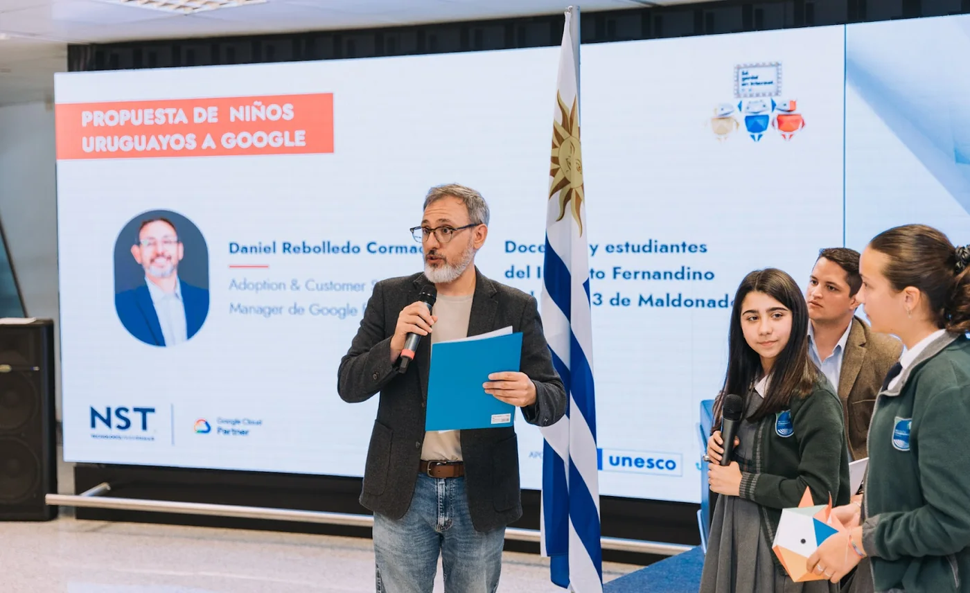 Presentación de NST en un congreso de tecnología y educación