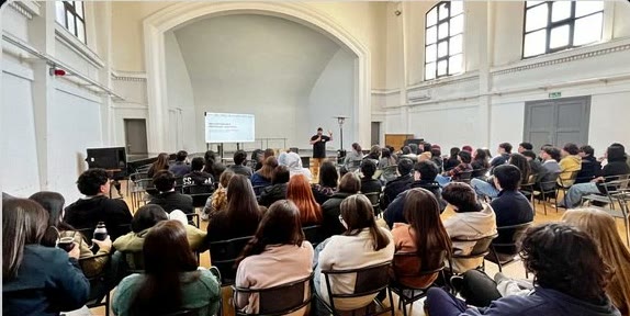 Auditorio con participantes de un encuentro de la gira