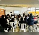 Conversación con participantes en un aula