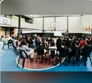 Personas compartiendo una actividad en un salón