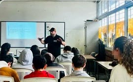 Charla con estudiantes en un salón