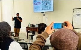 Presentación con participantes que registran la actividad